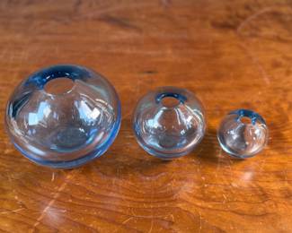 This lot features a set of Holmegaard Rondo vases designed by Per Lütken in aqua blue glass. All three are signed and in good overall condition.
