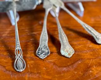 This lot features a collection of antique sterling silver utensils with a total approx. weight of 106.47 grams.
