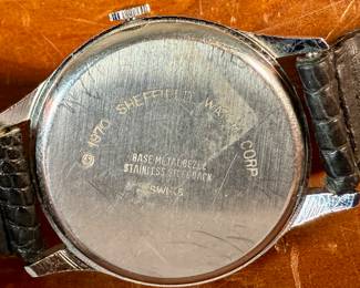 This lot features a 1970s Sheffield Temetrios watch that is Swiss made with a analog display in a 37mm case. In running condition, but may need to be serviced. “Time For Peace”.
