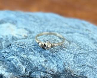 This lot features a 14k gold ring in a size 8 with a total approx. weight of 1.76 grams.

