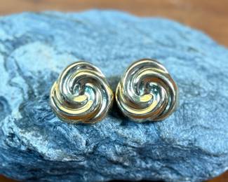 This lot features a pair of vintage 14k gold earrings with a total approx. weight of 2.95 grams.
