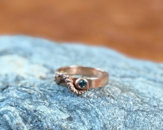 This lot features a 14k rose gold ring with an “octopus” feature and center stone. This ring is a size 6.5 with a total approx. weight of 3.79 grams.

