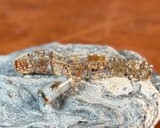 This lot features a stunning 14k gold Chinese bracelet with a Jade charm. Marked 14k and in excellent condition with a total approx. weight of 10.00 grams, and measures 7”.
