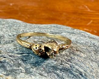 This lot features a 14k gold ring in a size 8 with a total approx. weight of 1.76 grams.
