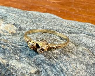 This lot features a 14k gold ring in a size 8 with a total approx. weight of 1.76 grams.
