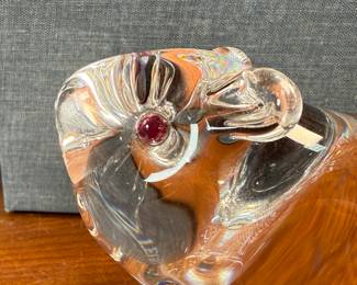 This lot features a set of two Steuben Crystal beaver figurines with garnet eyes, designed by Lloyd Atkins for Steuben in 1975. Comes with a pair of Steuben boxes. 
