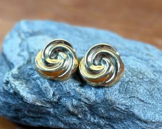 This lot features a pair of vintage 14k gold earrings with a total approx. weight of 2.95 grams.
