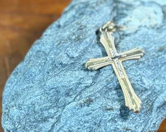 This lot features a 14k gold cross pendant with a total approx. weight of 2.00 grams.
