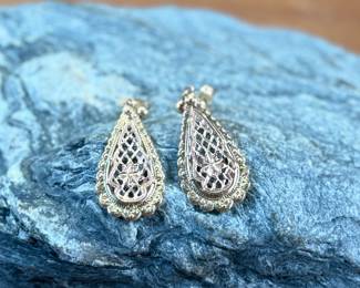 This lot features a pair of vintage 14k gold earrings with a total approx. weight of 1.03 grams.
