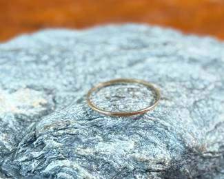 This lot features a vintage 10k gold band in a size 8.5 with a total approx. weight of .50 grams.
