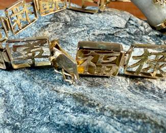 This lot features a stunning 14k gold Chinese bracelet with a Jade charm. Marked 14k and in excellent condition with a total approx. weight of 10.00 grams, and measures 7”.
