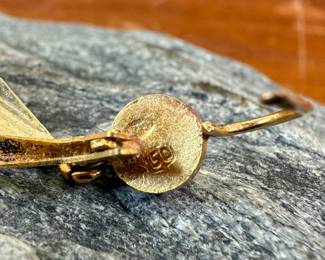 A stunning pair of Victorian Revival earrings, made on 18K gold, marked 750 with a total approx. weight of 4.60 grams.
