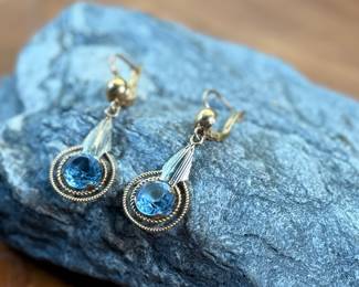 A stunning pair of Victorian Revival earrings, made on 18K gold, marked 750 with a total approx. weight of 4.60 grams.
