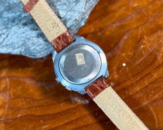 This lot features a beautiful soviet watch, manufactured by Raketa with a calendar and in running condition (wind). 
