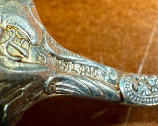 This lot features a collection of sterling silver utensils with a total approx. weight of 617.2 grams.
