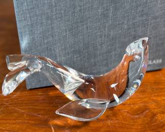 This lot features a crystal sea lion by Steuben in excellent condition. Comes with a Steuben box for storage.
