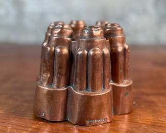 This lot features a Victorian copper pudding mold with maker mark present as shown in photos. Appears to read, "Spiers & Pond". Copper molds were popular during the Victorian era and were a sign of wealth and status. This mold measures, 4.5” H x 5” W x 5” D.
