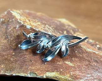 This lot features a vintage sterling silver brooch manufactured and signed by Forstner with a total approx. weight of 7.03 grams.
