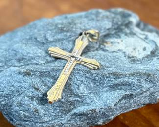 This lot features a 14k gold cross pendant with a total approx. weight of 2.00 grams.
