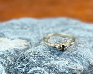 This lot features a 14k gold ring in a size 8 with a total approx. weight of 1.76 grams.
