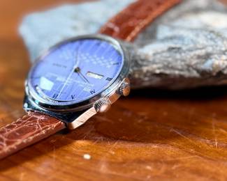This lot features a beautiful soviet watch, manufactured by Raketa with a calendar and in running condition (wind). 
