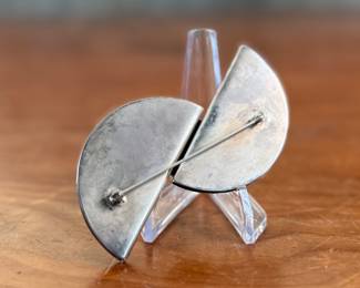 This lot features a stunning mid-century sterling silver brooch pin, unsigned, and possibly Danish or Scandinavian with a total approx. weight of 41.00 grams.
