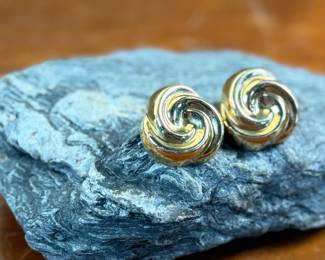 This lot features a pair of vintage 14k gold earrings with a total approx. weight of 2.95 grams.
