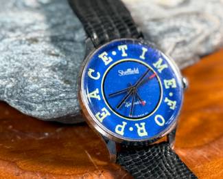 This lot features a 1970s Sheffield Temetrios watch that is Swiss made with a analog display in a 37mm case. In running condition, but may need to be serviced. “Time For Peace”.
