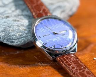 This lot features a beautiful soviet watch, manufactured by Raketa with a calendar and in running condition (wind). 
