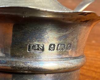 This lot features an antique sterling silver mustard pot with spoon. Marked as shown in photos with a total approx. weight of 62.08 grams.
