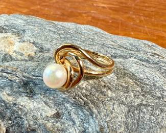 This lot features a 14k gold ring with a large pearl center stone in a size 6.5, with a total approx. weight of 4.00 grams.
