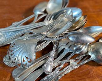 This lot features a collection of sterling silver utensils with a total approx. weight of 617.2 grams.
