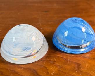 This lot features a set of Kosta Boda Atoll glass votive candle holders, designed by Anna Ehrner, with a white swirl and a blue swirl pattern. Anna Ehrner, born 1948 in Danderyd in Stockholm, is both a designer and glass artist who’s characterized by her simple design language. With an experimental expression, she has an ability to create effectful pieces with only a little color, where lines of color inside the glass has become a recurring feature.
