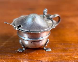 This lot features an antique sterling silver mustard pot with spoon. Marked as shown in photos with a total approx. weight of 62.08 grams.

