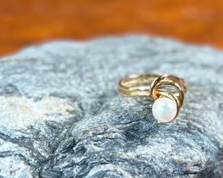 This lot features a 14k gold ring with a large pearl center stone in a size 6.5, with a total approx. weight of 4.00 grams.
