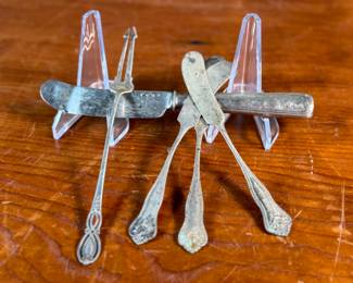 This lot features a collection of antique sterling silver utensils with a total approx. weight of 106.47 grams.
