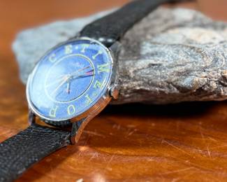 This lot features a 1970s Sheffield Temetrios watch that is Swiss made with a analog display in a 37mm case. In running condition, but may need to be serviced. “Time For Peace”.
