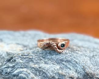 This lot features a 14k rose gold ring with an “octopus” feature and center stone. This ring is a size 6.5 with a total approx. weight of 3.79 grams.

