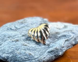 This lot features a 14k gold heart pendant with a total approx. weight of 1.82 grams. Signed, "HANA" as shown in photos.
