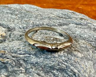 This lot features a 14k white gold band in a size 6.75, with a total approx. weight of 1.51 grams.
