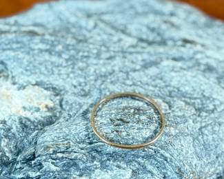 This lot features a vintage 10k gold band in a size 8.5 with a total approx. weight of .50 grams.
