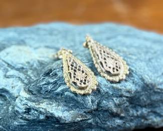This lot features a pair of vintage 14k gold earrings with a total approx. weight of 1.03 grams.
