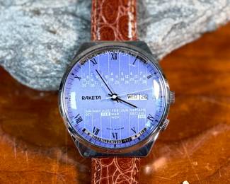 This lot features a beautiful soviet watch, manufactured by Raketa with a calendar and in running condition (wind). 
