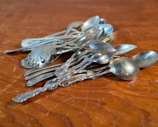 This lot features a collection of sterling silver utensils with a total approx. weight of 617.2 grams.
