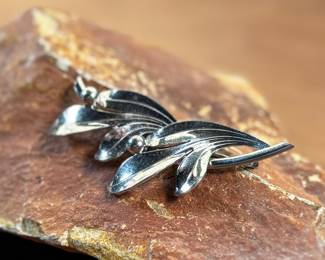 This lot features a vintage sterling silver brooch manufactured and signed by Forstner with a total approx. weight of 7.03 grams.
