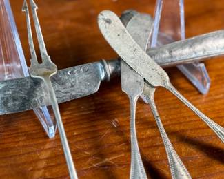 This lot features a collection of antique sterling silver utensils with a total approx. weight of 106.47 grams.
