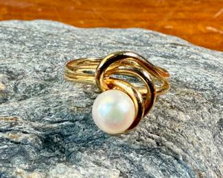 This lot features a 14k gold ring with a large pearl center stone in a size 6.5, with a total approx. weight of 4.00 grams.
