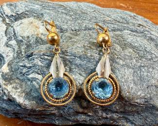 A stunning pair of Victorian Revival earrings, made on 18K gold, marked 750 with a total approx. weight of 4.60 grams.
