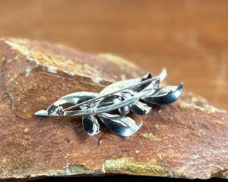This lot features a vintage sterling silver brooch manufactured and signed by Forstner with a total approx. weight of 7.03 grams.

