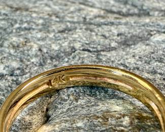 This lot features a 14k gold ring with a large pearl center stone in a size 6.5, with a total approx. weight of 4.00 grams.
